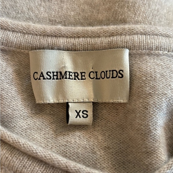 Cashmere V-Neck Sweater Soft Knit Relaxed Fit with front pockets. - Picture 7 of 9